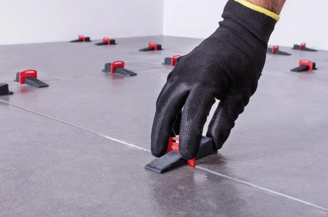 RUBI 3958 | Kit Delta Level System 2 mm (3-12mm) | El Set Incluye: 1 Tenaza, 100 Bridas y 100 Cuñas de Nivelación Reutilizables | Sistema para Facilitar Colocación Cerámicas de Gran Formato