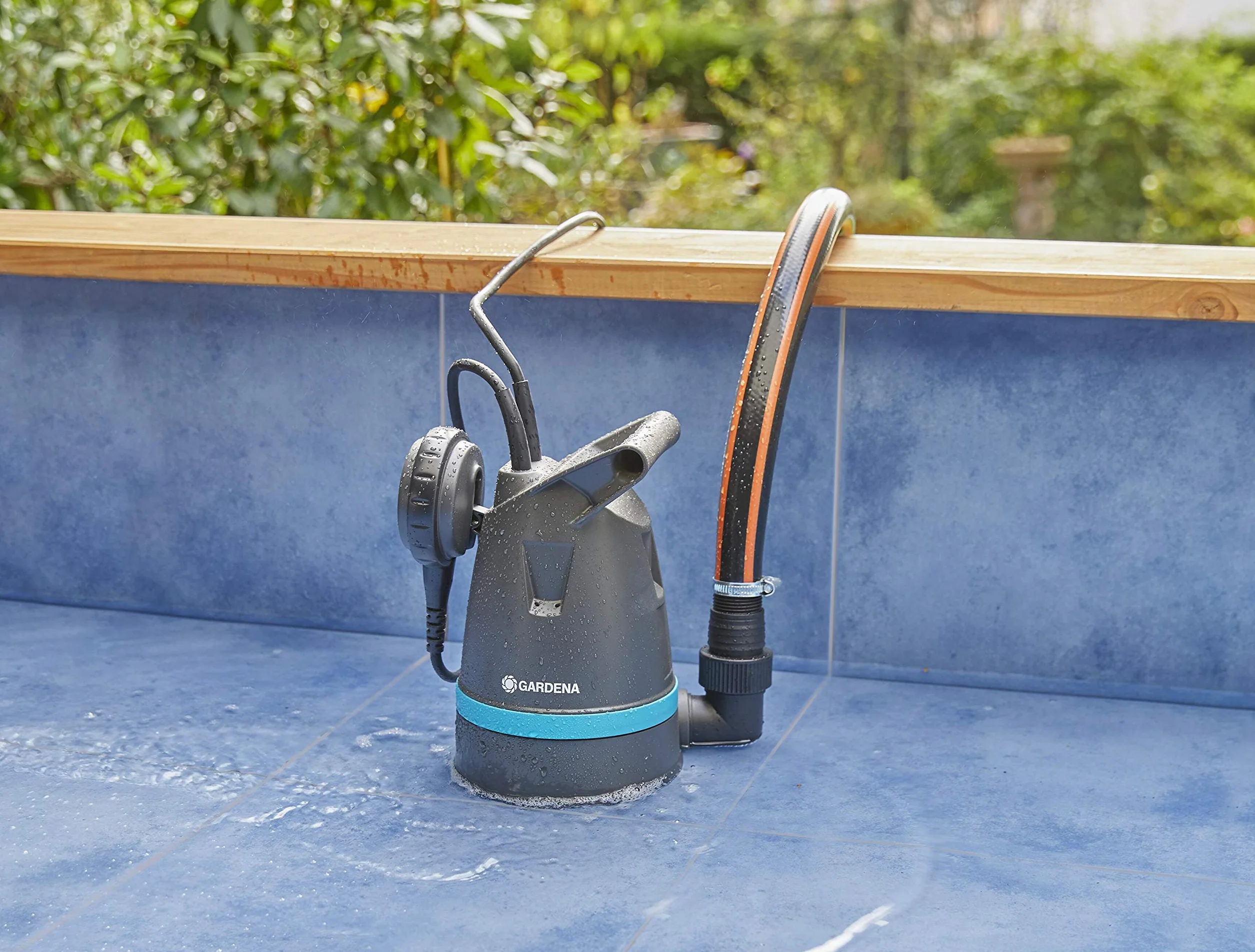 Gardena Bomba sumergible de aguas limpias 8600 Basic: bomba drenaje conexión flexible mangueras, 8600 l/h, aspiración plana hasta 4mm, interruptor flotación funcionamiento continuo (9001-47)