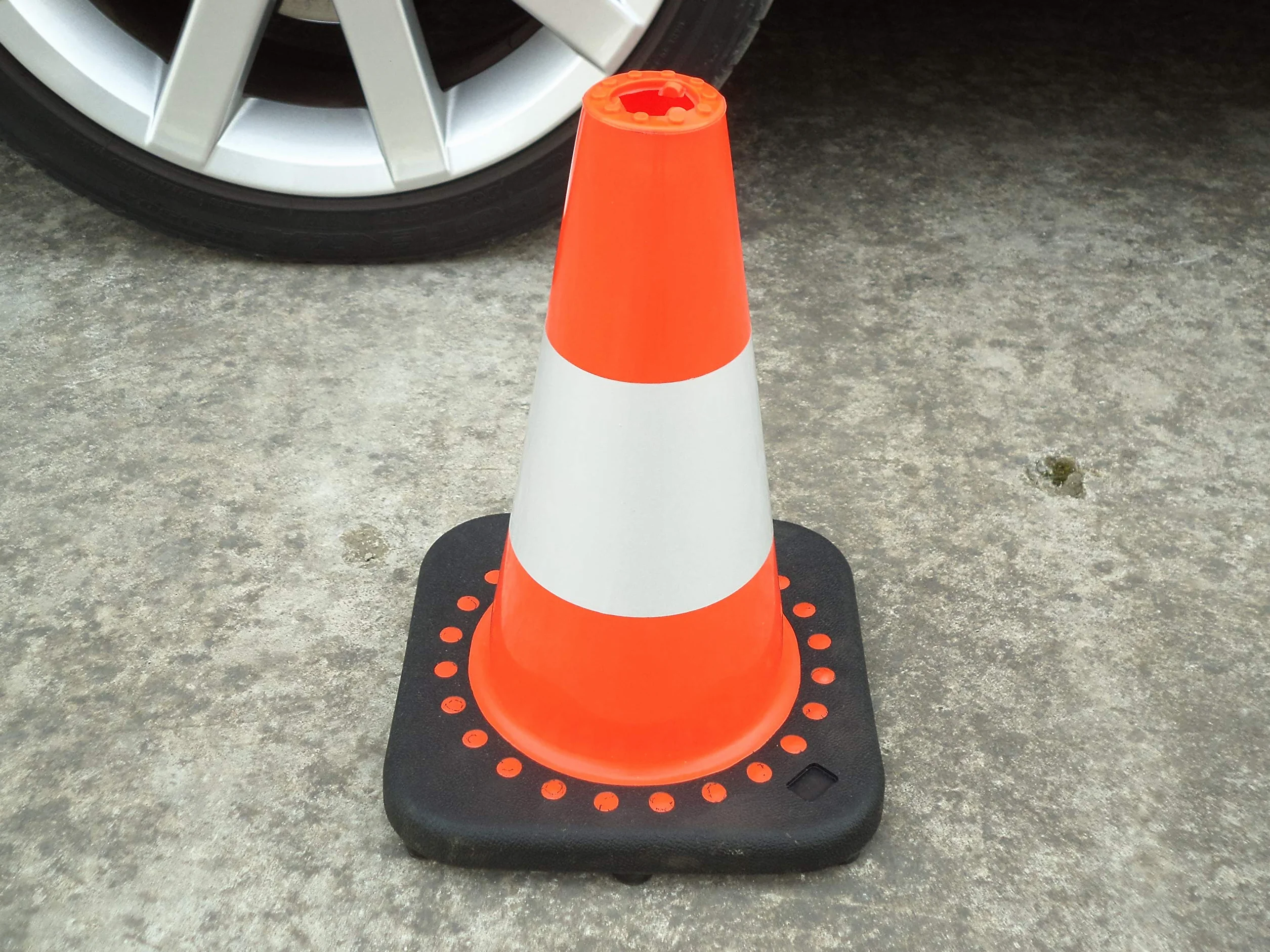 Juego de conos de tráfico TC-30Fx4 (4 unidades, 30 cm)
