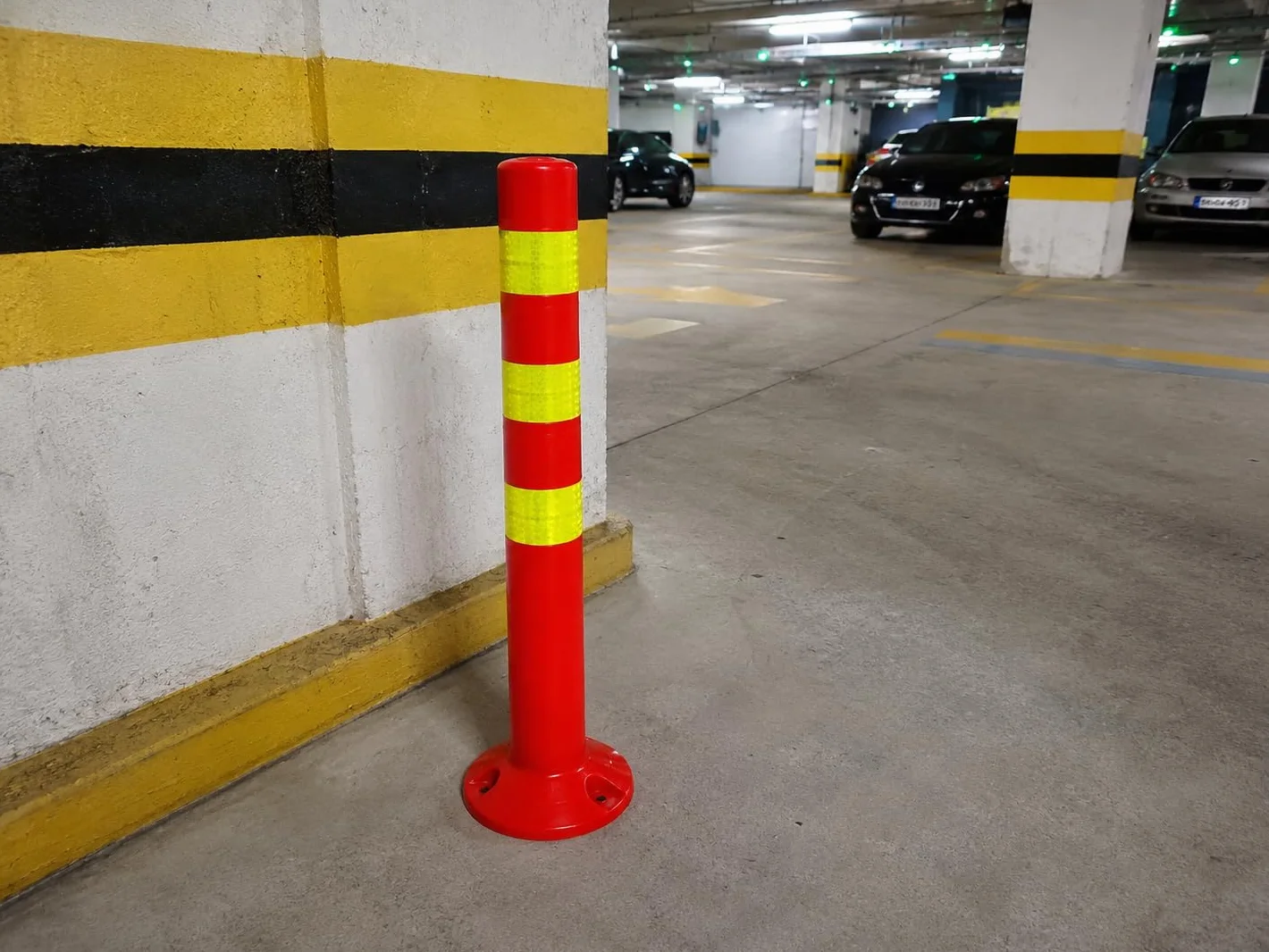 Juego de 3 postes de barrera de plástico – 72,5 cm reflectantes | Barrera para industria, almacenes, aparcamiento con pie [fijación con tornillos] Soporte de barrera – Park Poste guía bolardos
