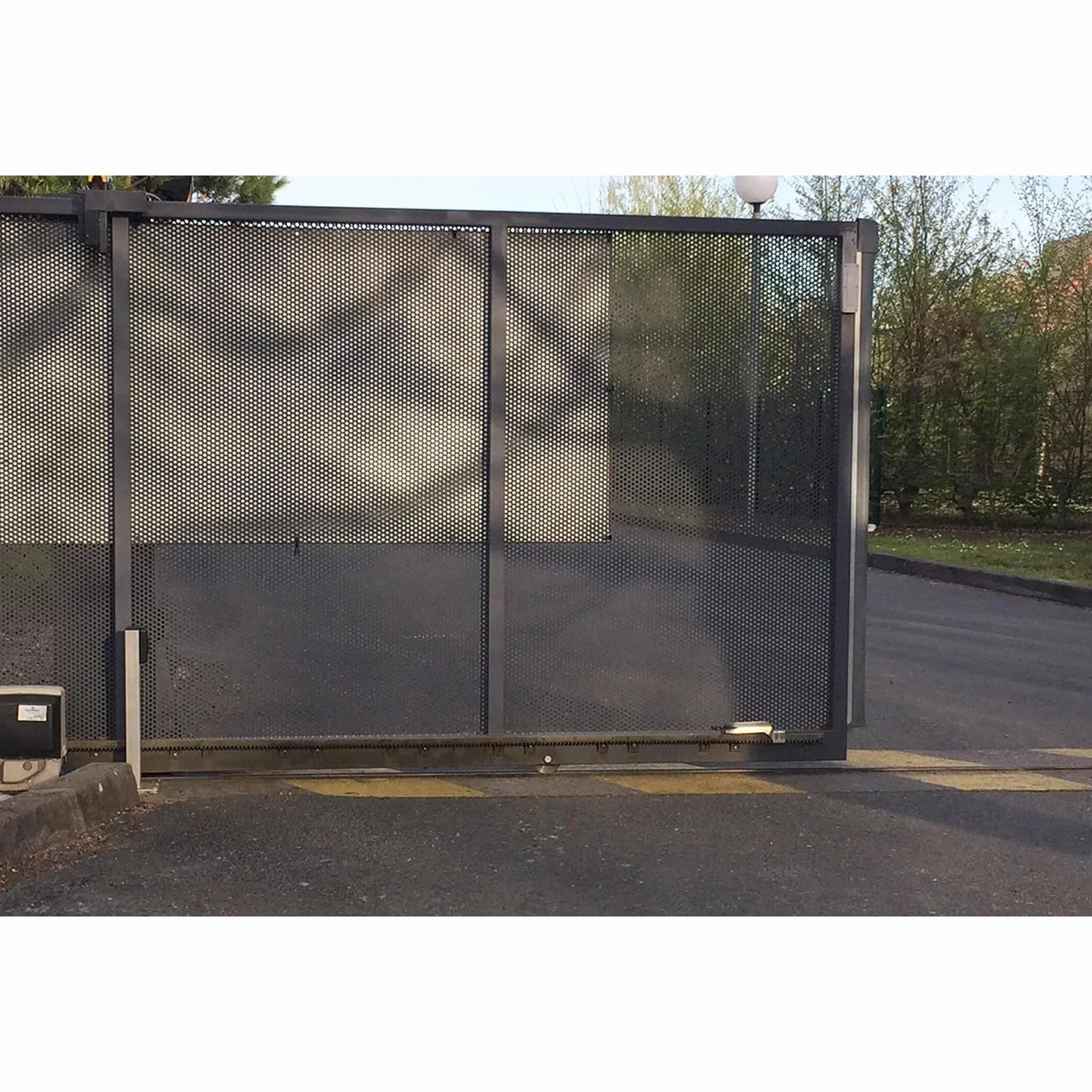 Riel de suelo plano galvanizado 2 m para puertas correderas ruedas 20 mm diámetro