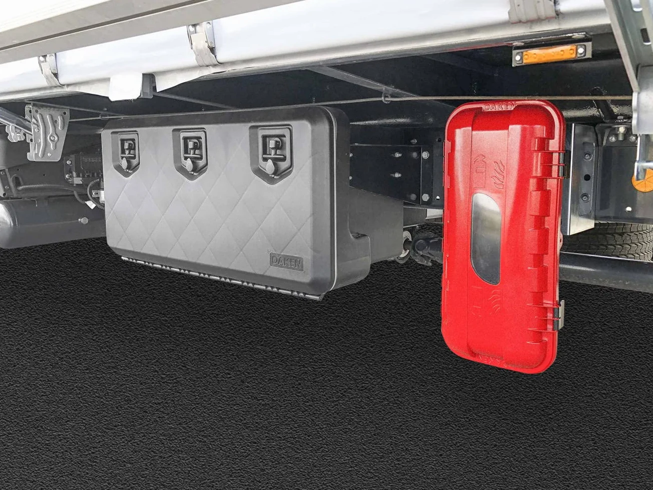 DAKEN Caja para extintor 6kg Strike 82500 Armario Porta extintor para camión Remolque Furgoneta y maquinaria agrícola Color Rojo Dimensiones 600 x 287 x 220 mm con Ventana de inspección