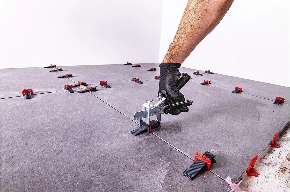 RUBI 3958 | Kit Delta Level System 2 mm (3-12mm) | El Set Incluye: 1 Tenaza, 100 Bridas y 100 Cuñas de Nivelación Reutilizables | Sistema para Facilitar Colocación Cerámicas de Gran Formato