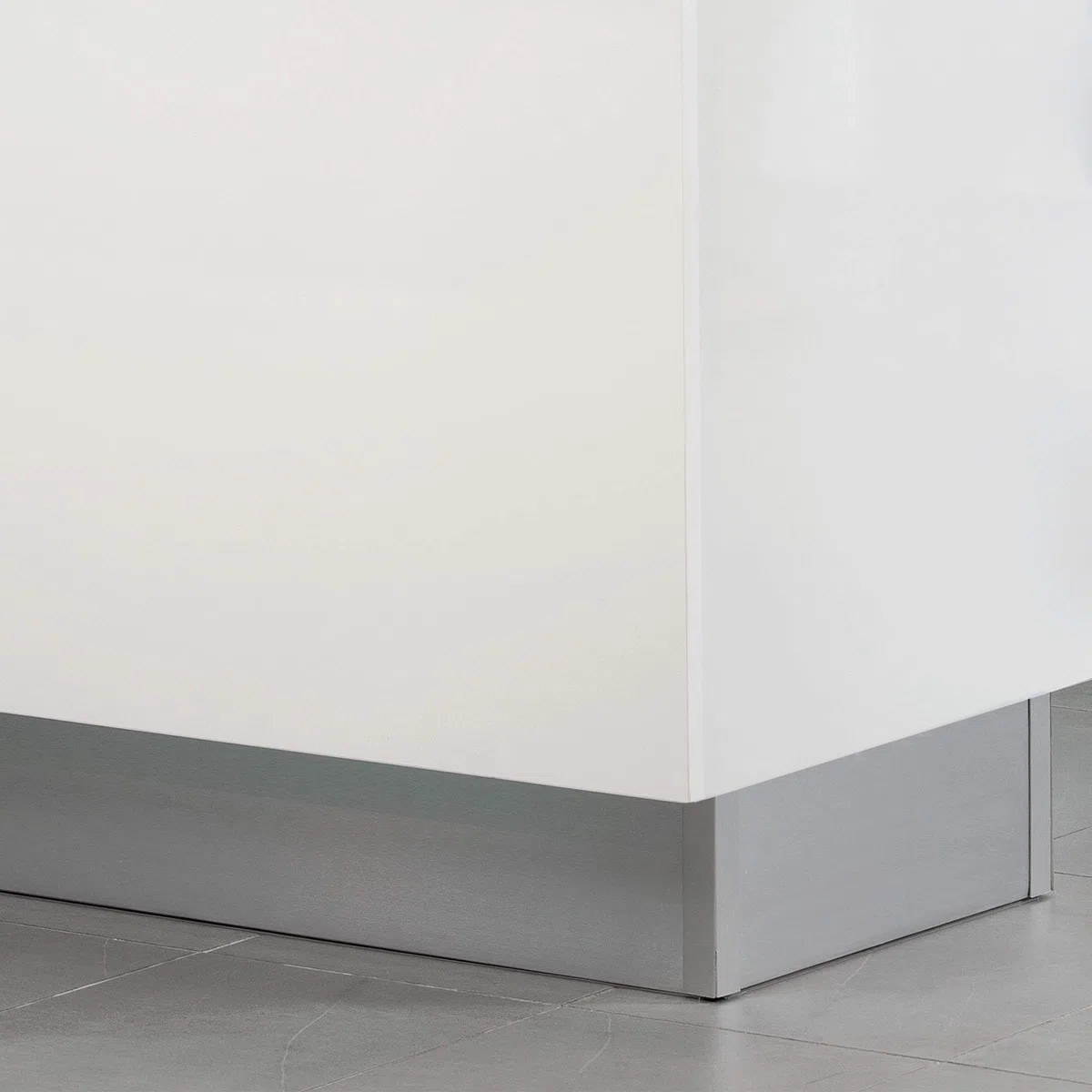 Emuca - Kit de zócalos para cocina, con accesorios de unión, altura 150 mm, 2 barras de 2,35 m, plástico, anodizado satinado.
